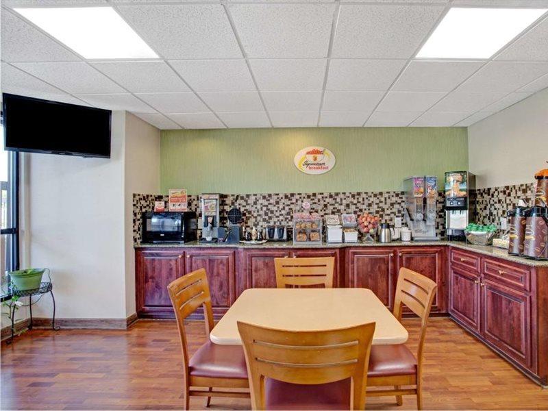 Super 8 By Wyndham Knoxville East Exterior photo