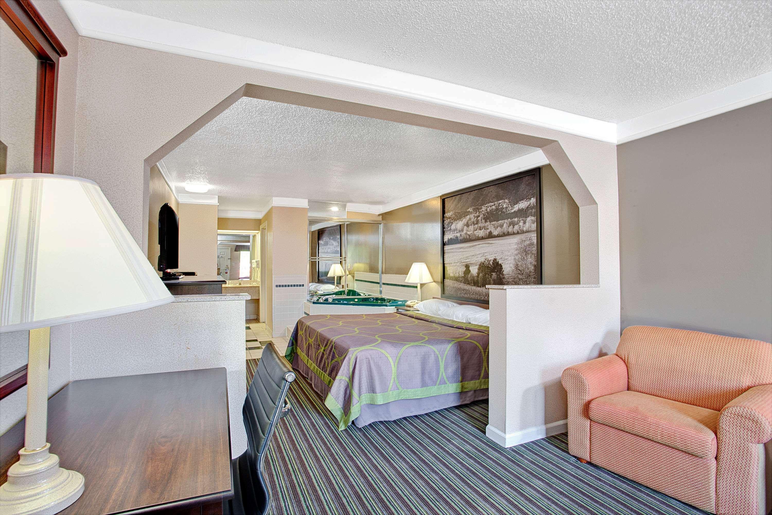 Super 8 By Wyndham Knoxville East Exterior photo