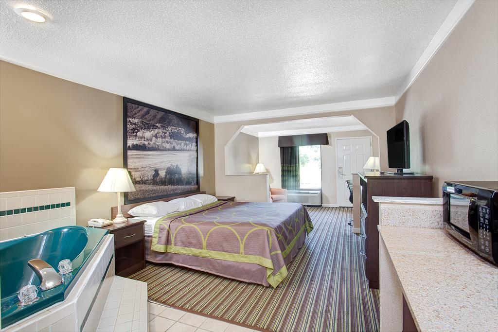 Super 8 By Wyndham Knoxville East Room photo